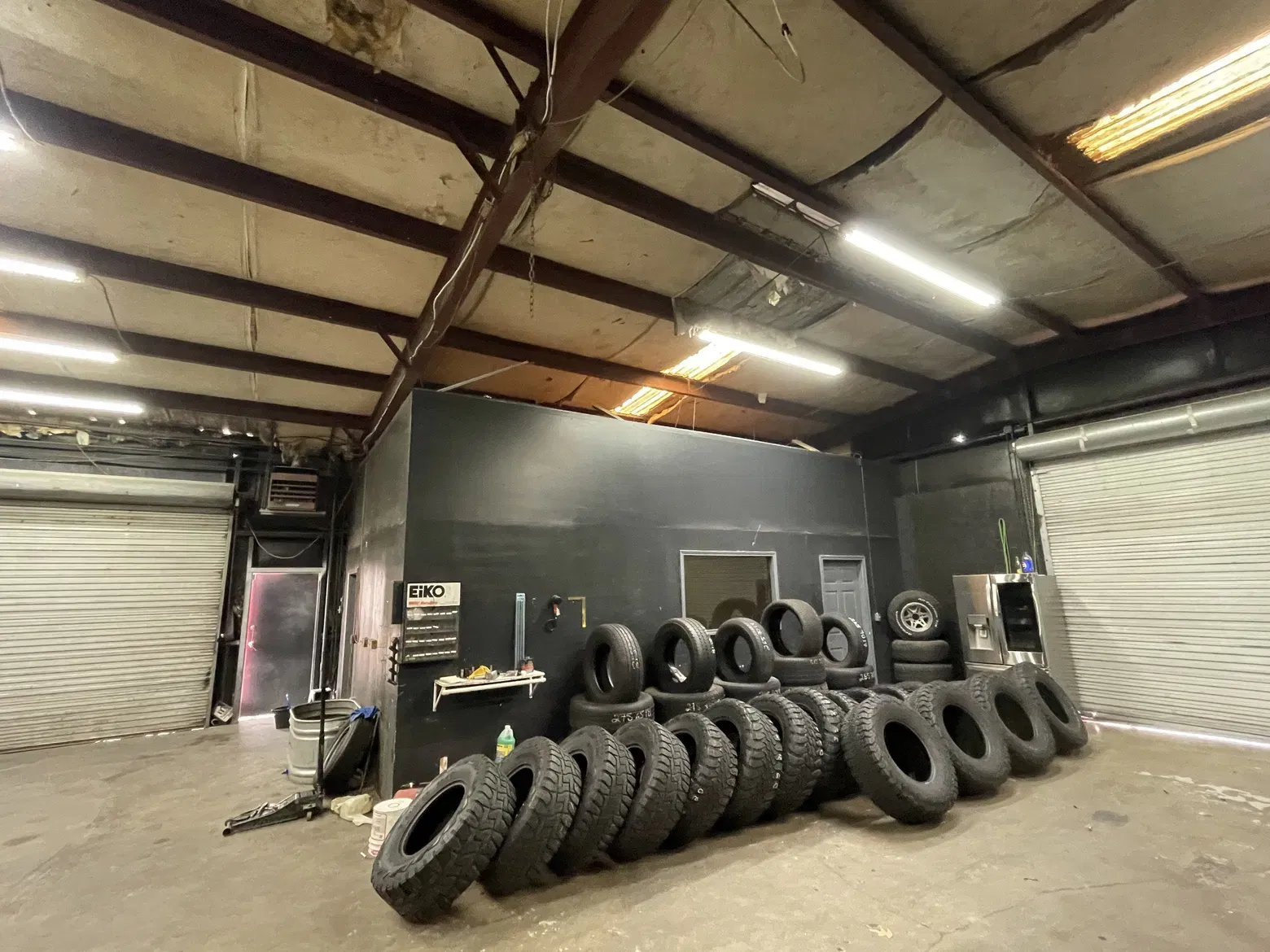 Shop bay, service pit area